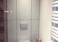 łazienka ściana z sedesem